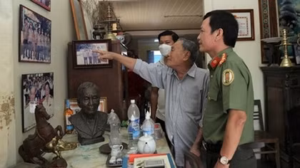 Thăm, tặng quà, tri ân các thế hệ lãnh đạo, cán bộ an ninh