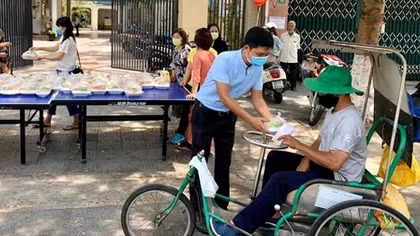Sẻ chia khó khăn, giúp nhau vượt qua dịch bệnh