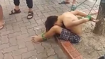 Bắt giữ nhóm người trói cậu bé đánh giày vào gốc cây trong công viên
