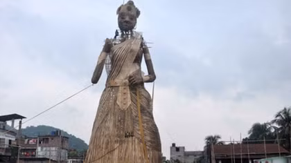 Tượng Nữ thần Durga bằng tre