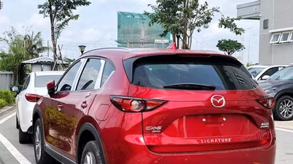 Tìm chủ sở hữu ôtô Mazda đỏ