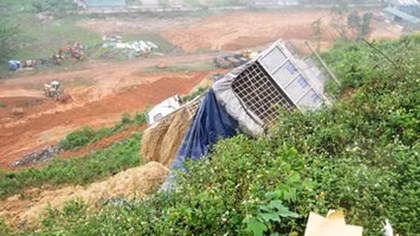 Thoát chết sau khi xe lao xuống vực