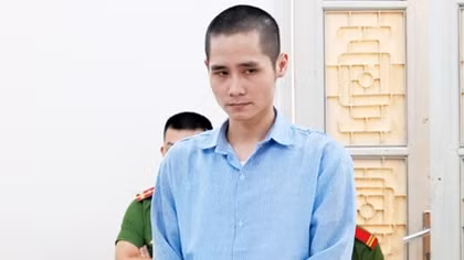 Va chạm giao thông, dùng kéo đâm cả một gia đình