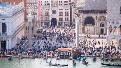 Italy: Thu phí tham quan du khách đến Venice