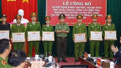 Khen thưởng thành tích khám phá vụ vận chuyển 30 bánh heroin
