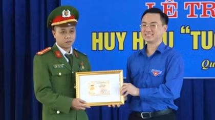 Trao tặng huy hiệu "Tuổi trẻ dũng cảm" cho Trung úy bắt tội phạm ma túy