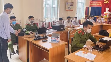 Ngày đêm làm thủ tục cấp CCCD gắn chíp cho nhân dân