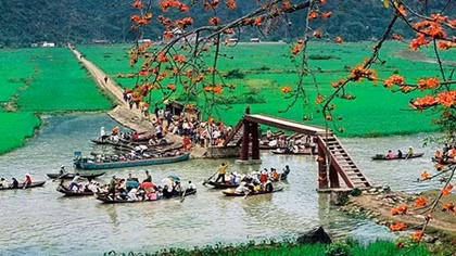 Chùa Hương đón 320 nghìn lượt khách tham quan sau một tháng mở cửa trở lại
