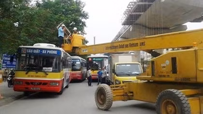 Xe công trình “đè” xe buýt, đường Hồ Tùng Mậu kẹt cứng