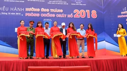 Hàng trăm bạn trẻ đạp xe diễu hành Tháng phòng chống cháy nổ 2018