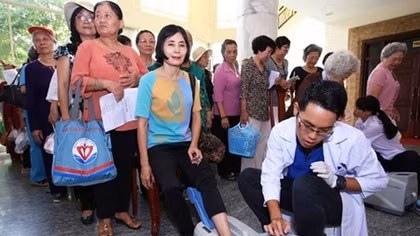 Vinamilk trao tặng 1.000 phần quà cho người cao tuổi