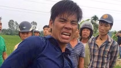 Người dân dũng cảm bắt tên trộm thủ dao bầu chém người truy đuổi