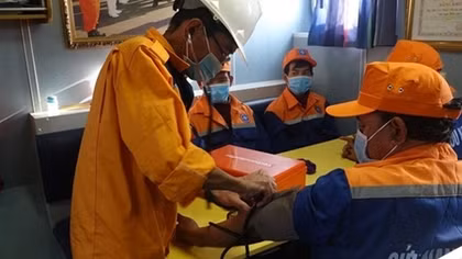 Đưa tàu cá cùng 7 ngư dân bị nạn trên biển vào bờ