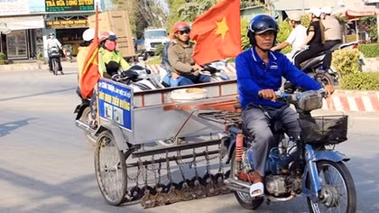 Tặng bằng khen cho người đàn ông rà hút đinh trên các tuyến đường