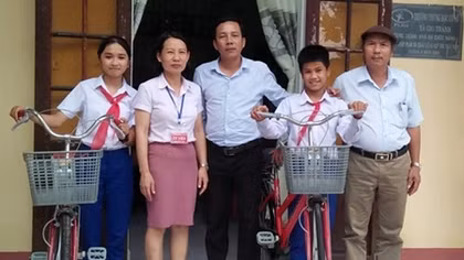 Người thầy giáo trích tiền lương mua xe đạp tặng học trò nghèo