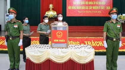 Cử tri Công an tỉnh Nghệ An hăng hái tham gia ngày hội lớn