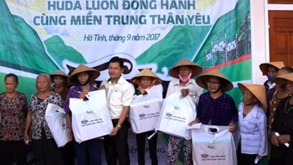 Mang yêu thương sưởi ấm bà con vùng bão lũ