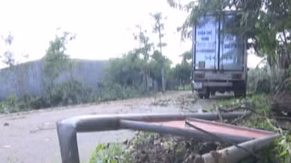 Lốc xoáy thổi bay mái hàng chục ngôi nhà