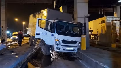 Liên tiếp 2 vụ xe tải "đại náo" trên cao tốc TP HCM - Trung Lương