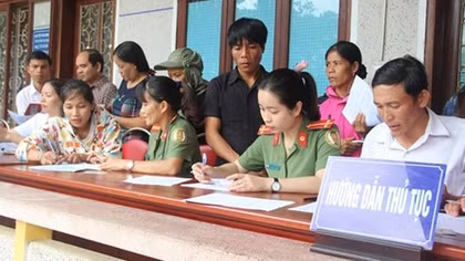 Cấp, đổi hộ chiếu cho người dân vùng biên