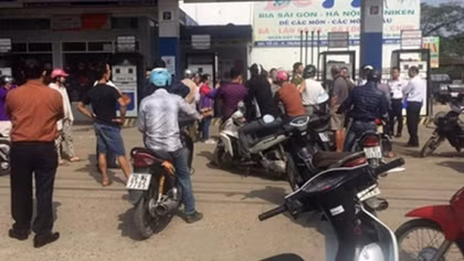 Gặp khách hàng “hổ báo”, nhân viên bán xăng dùng xẻng để “đối đáp”