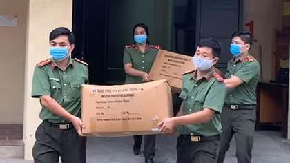 Cấp phát trang thiết bị phòng chống dịch hỗ trợ Công an 19 tỉnh, thành