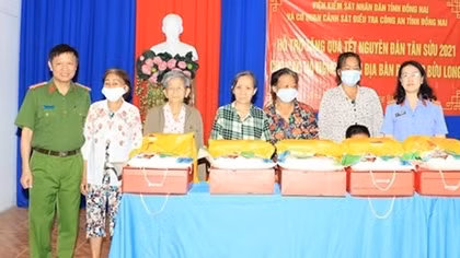 Công an tỉnh Đồng Nai trao tặng quà Tết cho người nghèo