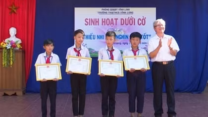 Khen thưởng 4 em học sinh cứu người bị nạn