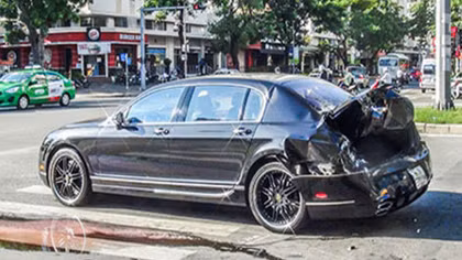 Siêu xe Bentley hơn 10 tỷ gặp nạn khi dừng đèn đỏ