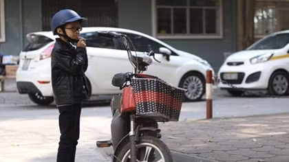 Nghị lực tuyệt vời của thầy giáo “tí hon”