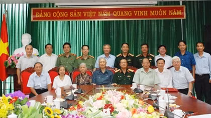 Trao 17 suất quà cho các thương, bệnh binh và gia đình chính sách