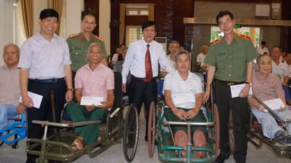 Thăm hỏi, tặng quà thương - bệnh binh, người có công với đất nước