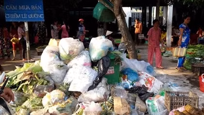 Bãi rác chình ình giữa chợ “đón Tết”