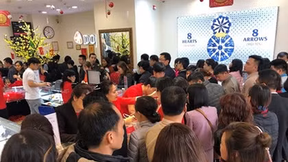 Mua vàng cầu may vía Thần tài: Vừa mua xong, lỗ ngay tiền triệu
