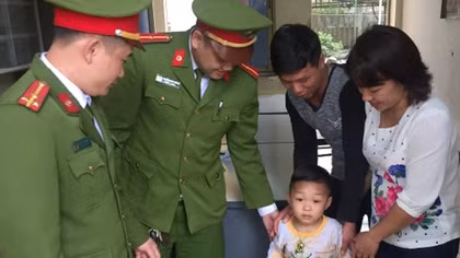 Công an Lào Cai đưa em bé 4 tuổi bị lạc về với gia đình