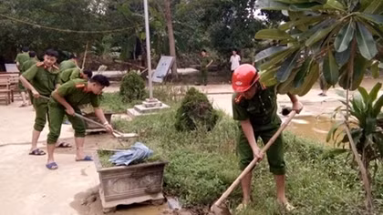 Công an huyện Hương Khê giúp nhân dân khắc phục hậu quả lũ lụt