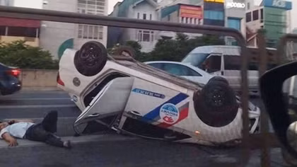 Taxi lật ngửa, tài xế văng ra ngoài sau va chạm