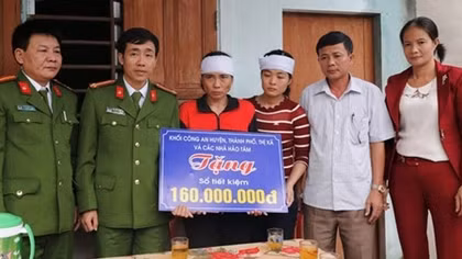 Trao tặng sổ tiết kiệm trị giá 160 triệu đồng cho thân nhân đồng chí Thiếu úy Nguyễn Bá Cường