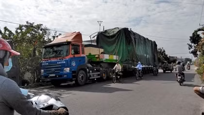 2 xe đầu kéo chở hàng khủng lưu thông trên đường lớn