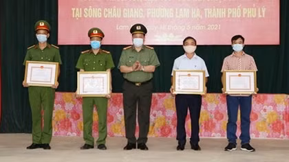 Trao thưởng cho 4 công dân dũng cảm cứu người đuối nước