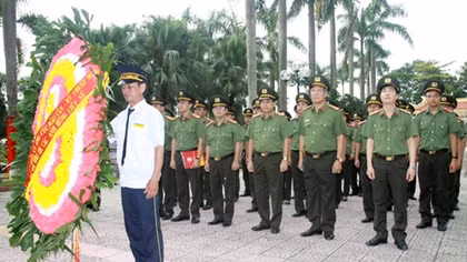 Tổng cục Hậu cần - Kỹ thuật thăm hỏi các thương bệnh binh và gia đình chính sách