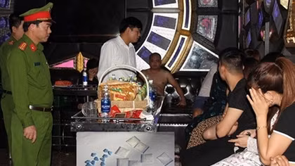 23 thanh niên vào quán karaoke để bay lắc