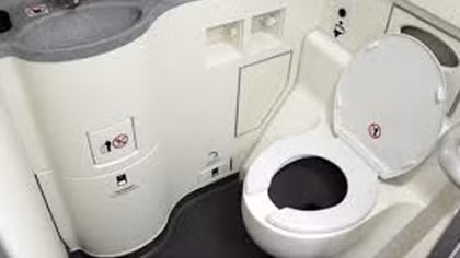 Khách Trung Quốc trộm tiền rồi giấu trong toilet máy bay