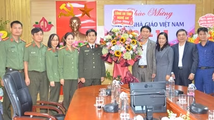 Công an Nghệ An chúc mừng Ngày Nhà giáo Việt Nam