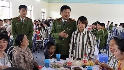 Phạm nhân được ăn cơm cùng thân nhân tại trại giam