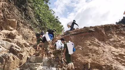 Vượt núi, băng rừng về với nhân dân