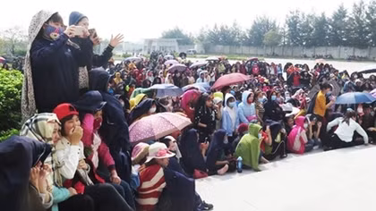 Gỡ khó cho doanh nghiệp nhưng không thể bằng cách cắt giảm quyền lợi của người lao động