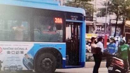 Xác minh phụ xe buýt hành hung người tham gia giao thông