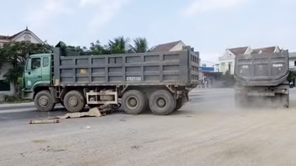 Xe tải chở cát đâm xe máy, chồng chết vợ nguy kịch