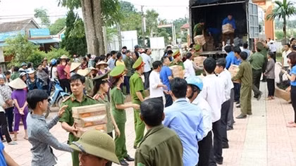 Đến với nhân dân vùng lũ Hương Khê